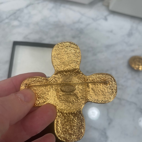 Real deal ALERT RARE circa 1993 Vintage Chanel Maltese Cross pin - Picture 5 of 8